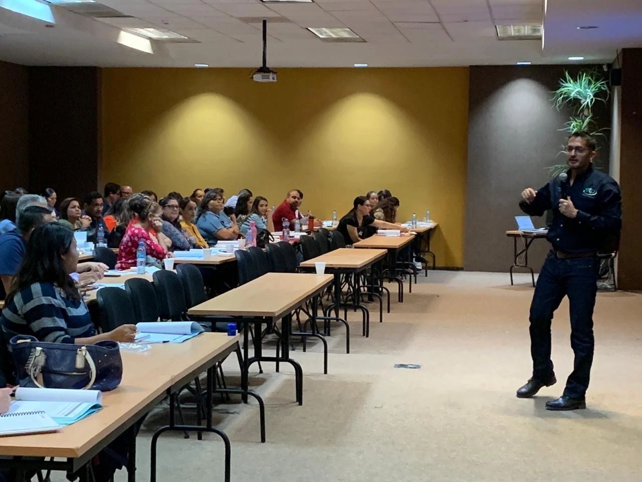 El Dr. Daniel Quiñones Meléndez impartiendo una capacitación de ETP