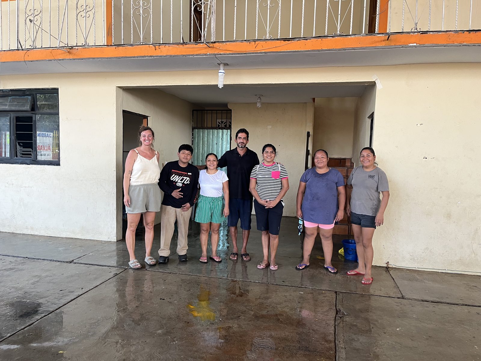 El Dr. Daniel Quiñones con voluntarias y voluntarios de la comunidad en el espacio de la Delegación de Brisas de Zicatela