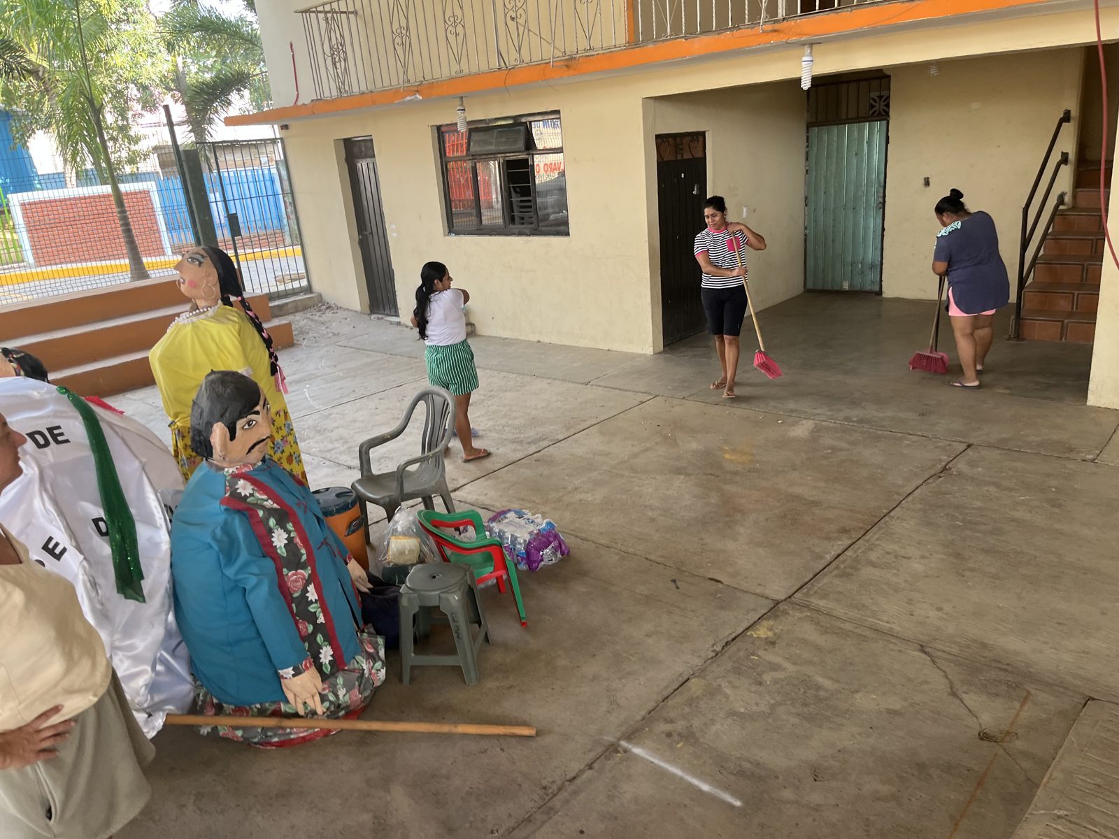Jornada comunitaria de limpieza y preparación del espacio en Brisas de Zicatela