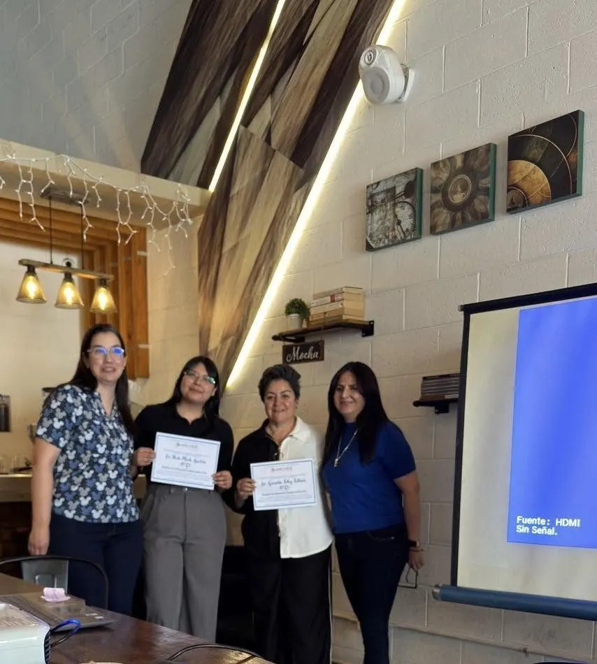 Instructoras ETP recibiendo su constancia